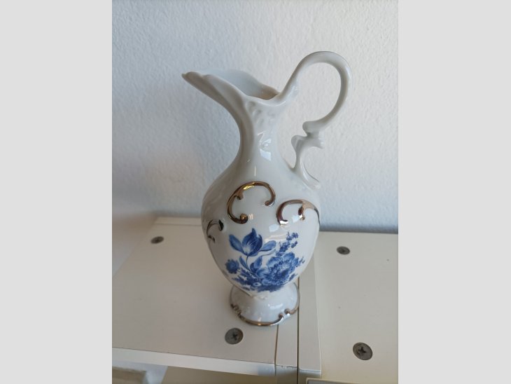 Vendo jarrita de porcelana con filigrana de plata.