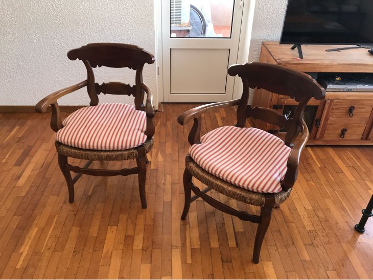 Vendo dos sillones antiguos (más de 100 años) de madera maciza y asiento de enea. En muy buen estado 1