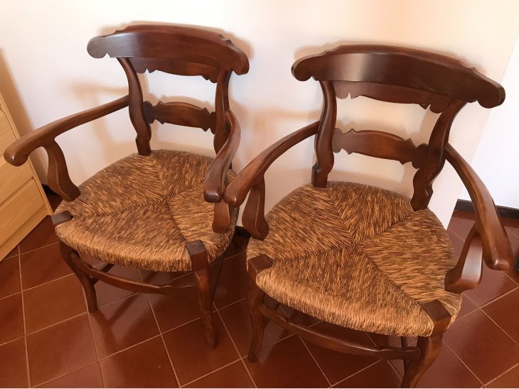 Vendo dos sillones antiguos (más de 100 años) de madera maciza y asiento de enea. En muy buen estado 2