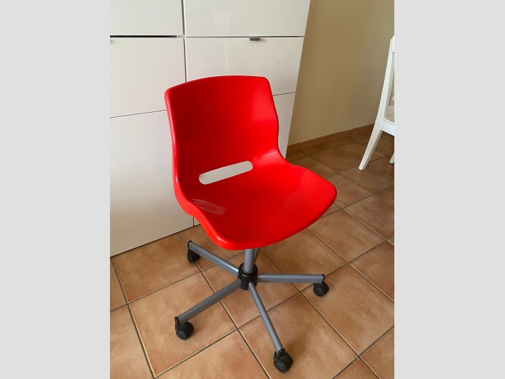 Silla roja giratoria de escritorio con ruedas 1