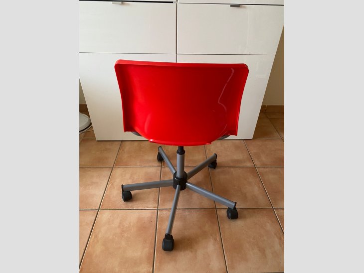 Silla roja giratoria de escritorio con ruedas 2