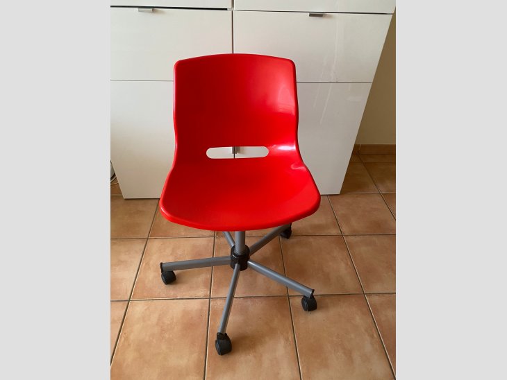 Silla roja giratoria de escritorio con ruedas 3