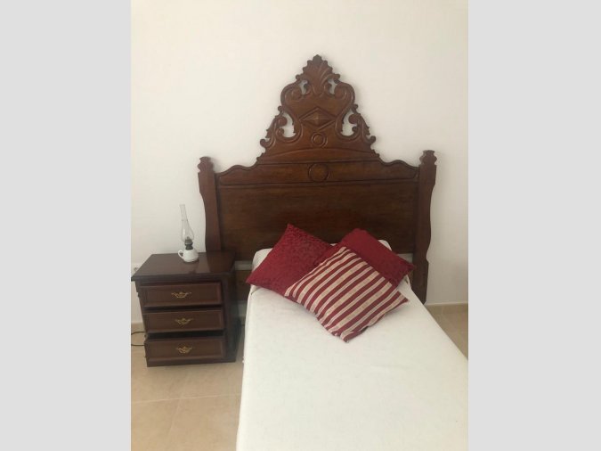 Se vende completa cama de caoba estilo isabelino en perfecto estado